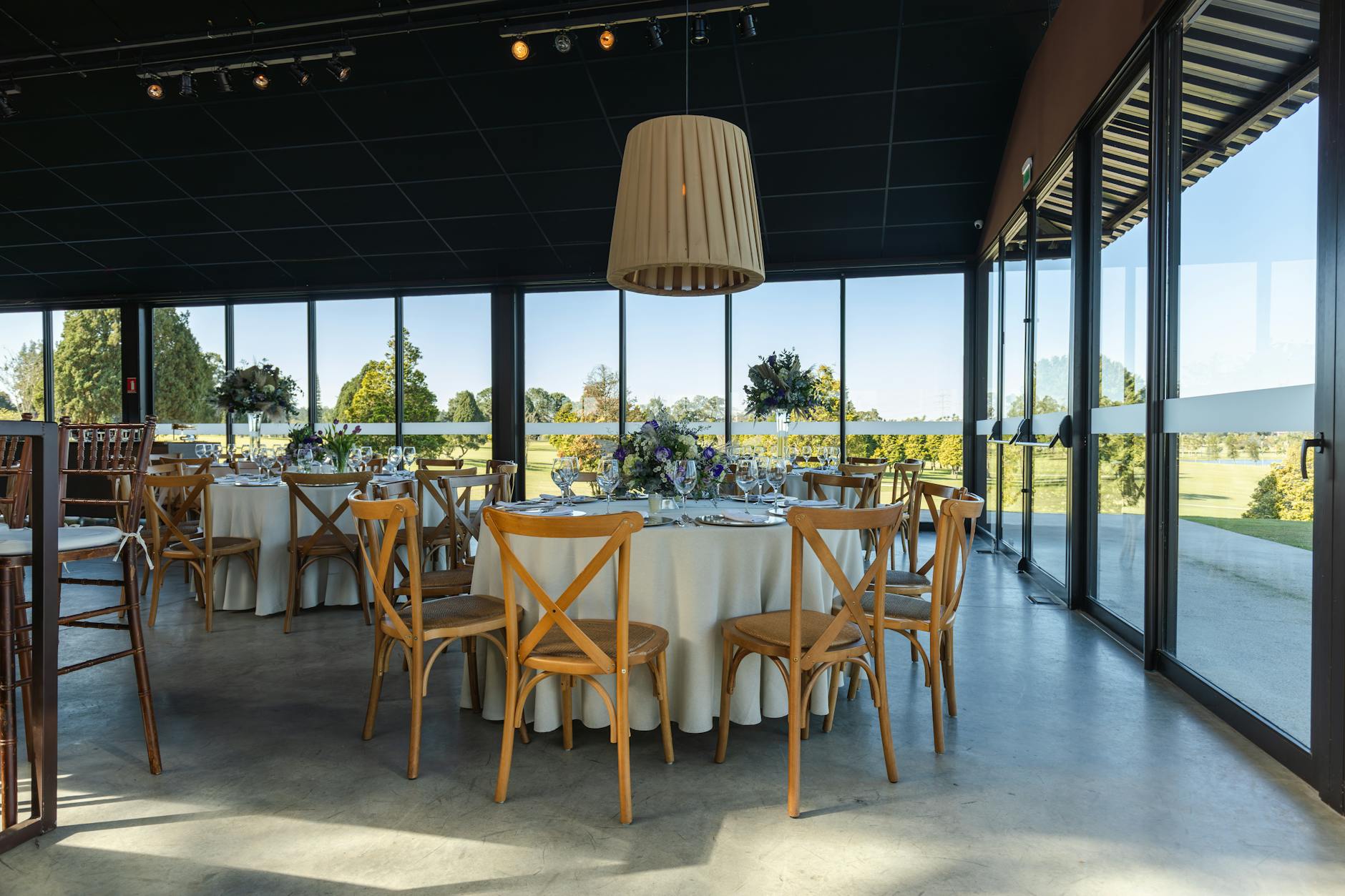 Jasna, elegancka restauracja z dużymi oknami i widokiem na panoramę