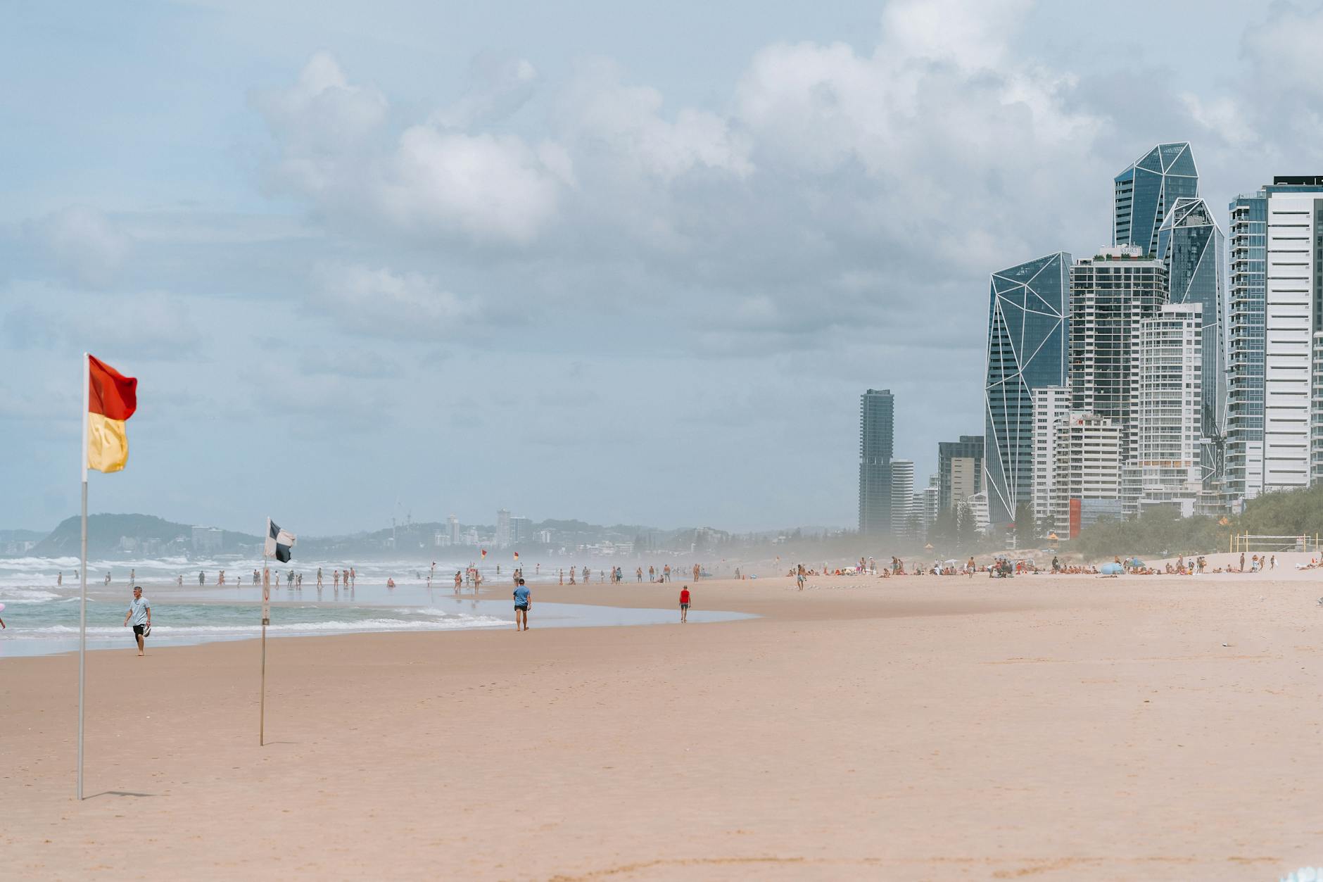 Plaża surferska z nowoczesnymi drapaczami chmur w tle
