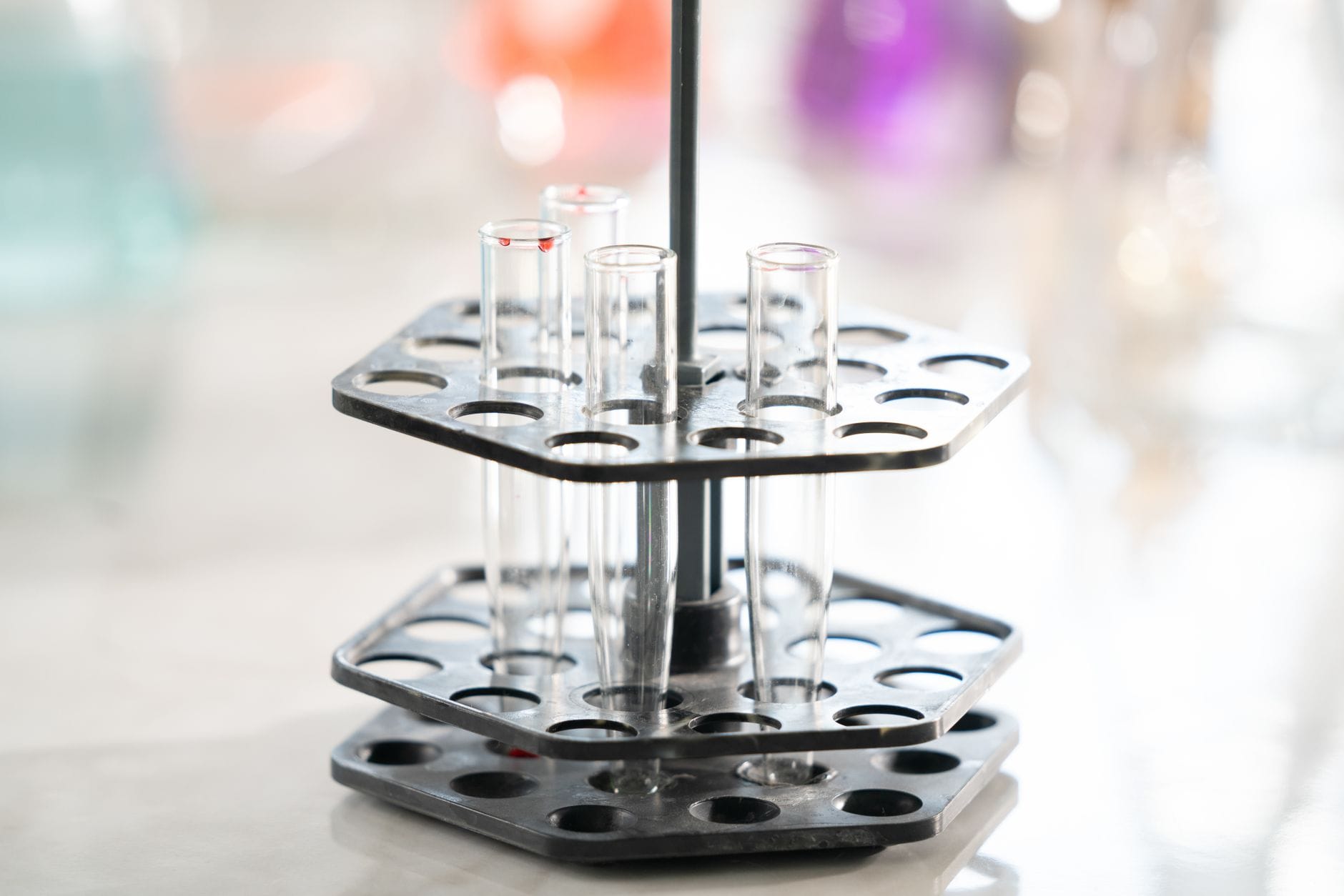 Puste probówki w stojaku laboratoryjnym podczas badań nanomateriałów